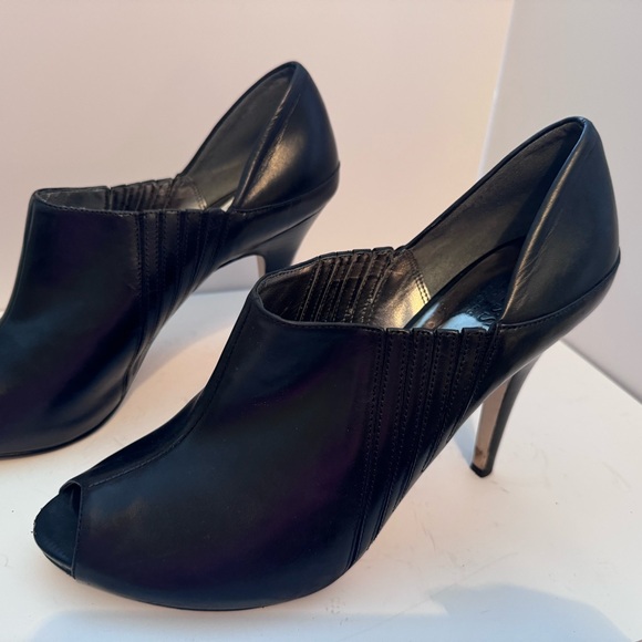 Beautiful 4’ leather heel by Guess - Picture 3 of 8